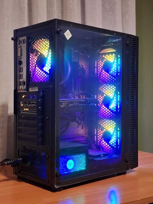 Геймърски компютър/ Microsoft Windows 10 Pro/ Ryzen 5 5500/ с включени аксесоари.