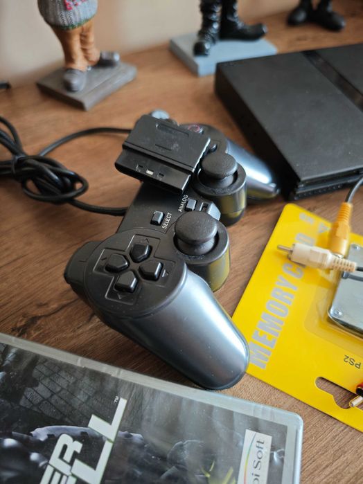 PlayStation 2 Slim комплект с игра подарък
