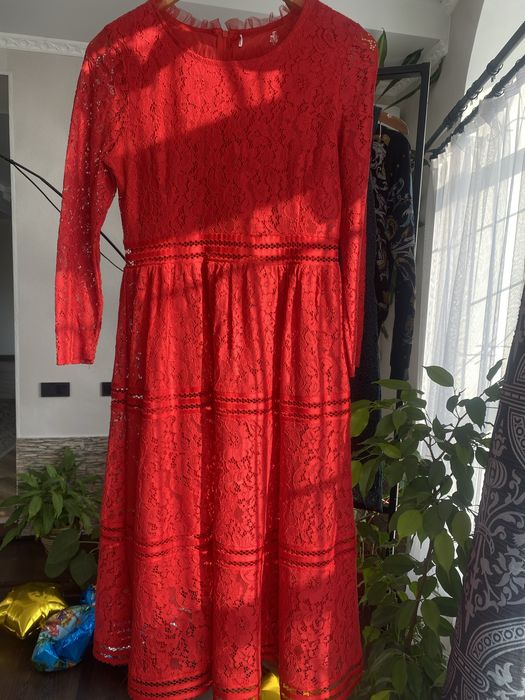 Кружевное красное платье