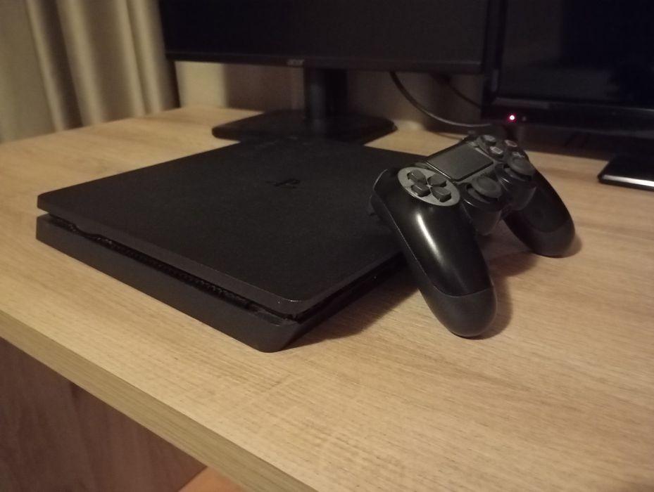 Playstation 4 с един контролер и 7 броя игри