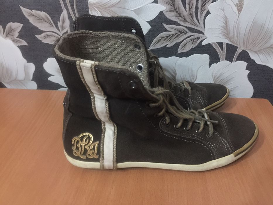 Женские кроссовки