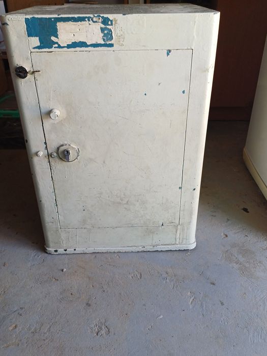 Продается железный Сейф