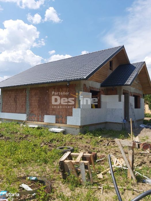 Casa LUNCA CETĂȚUII, 3 camere, decomandat, mansarda + parcare