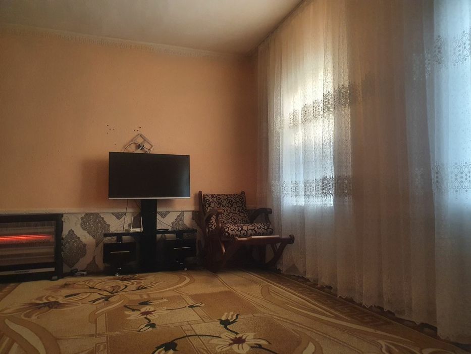 Gulisron shahar Do'slik qorgonida soliyev kochasida 9 sotix  5 xona uy