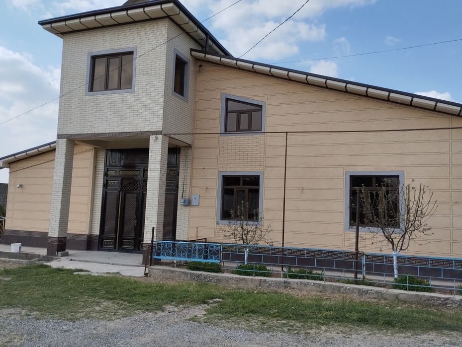 Продаёться участок 6 соток. Двухэтажний дом, 10 комнат. Фруктовий сад.