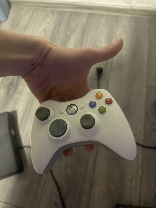 Xbox 360 cu doua controllere si adaptor original