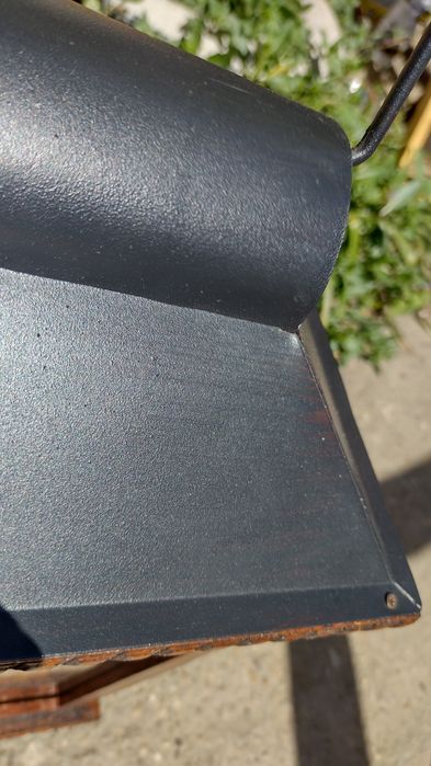 Винтидж поставка за свещ. Дървена къщичка с метален покрив с отвор