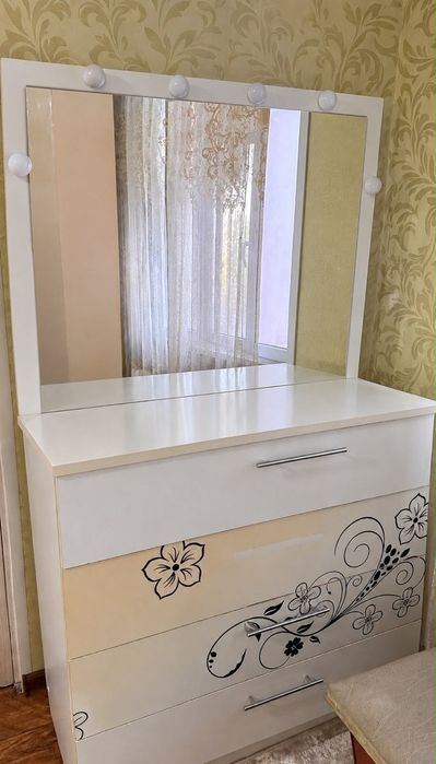 Продам тумбочку с зеркалом