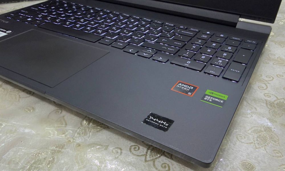 Игровой ноутбук HP VICTUS/REYZN 5 8645HS/RTX4050 6гб/ОЗУ 8гб/SSD 512гб