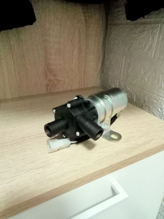 Продам автомобильную дополнительную помпу 24 вольта