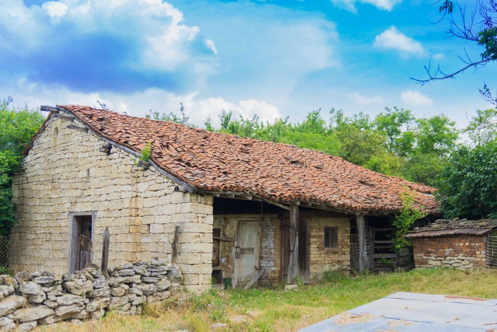 КЪЩА, Селскостопански Постройки, Ток и Вода, ПИ 1020 м2 + ПИ 700 м2