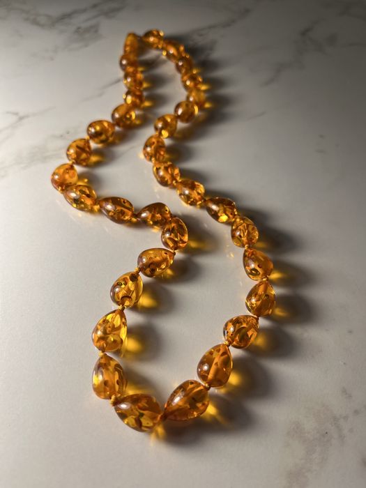 Натуральный янтарь в форме капельки