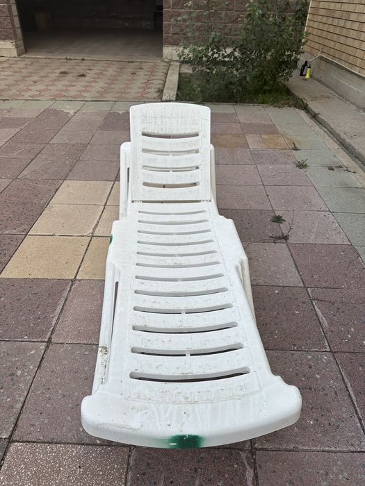 Шезлонг лежак пластиковый