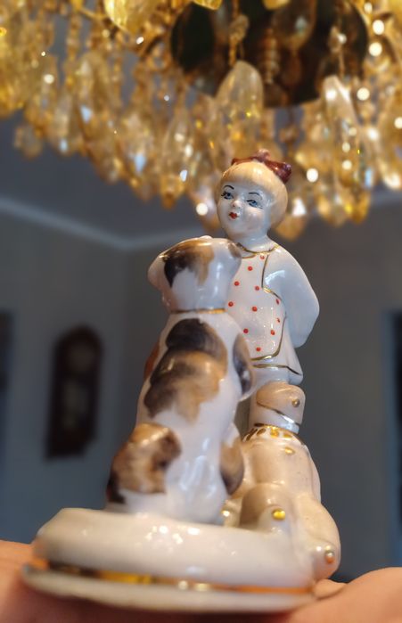 Фарфоровая статуэтка Девочка с собачкой