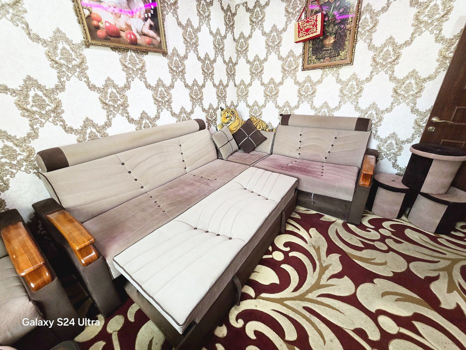 Диван кровать,1 кресло ,4 пуфика и стол+ подарок чехлы от пуфика и див