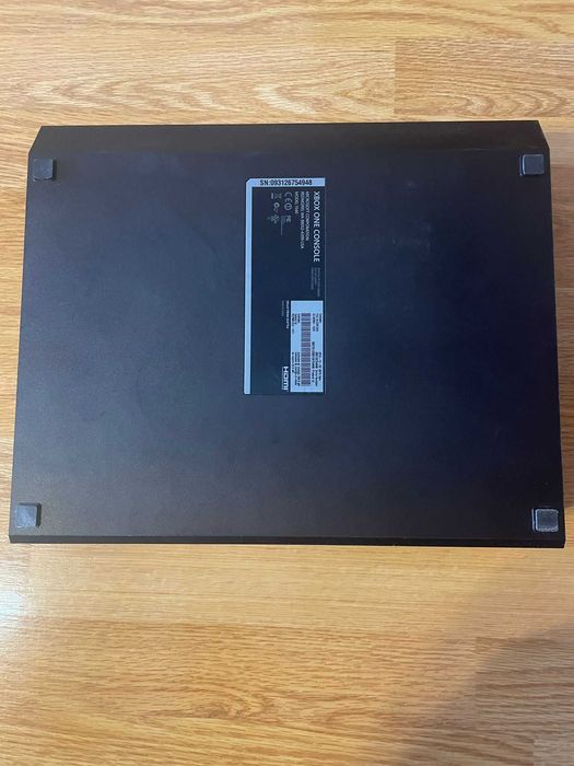 Xbox One (functional) 500 GB + 2 controllere (defecte)