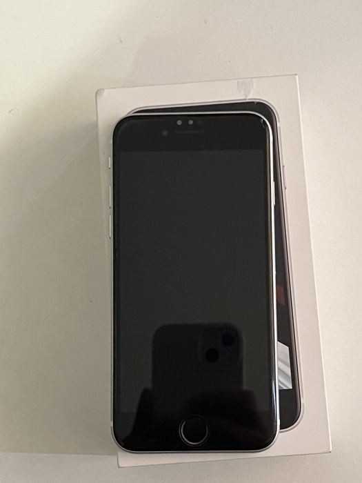 продам iphone SE 2020 64gb