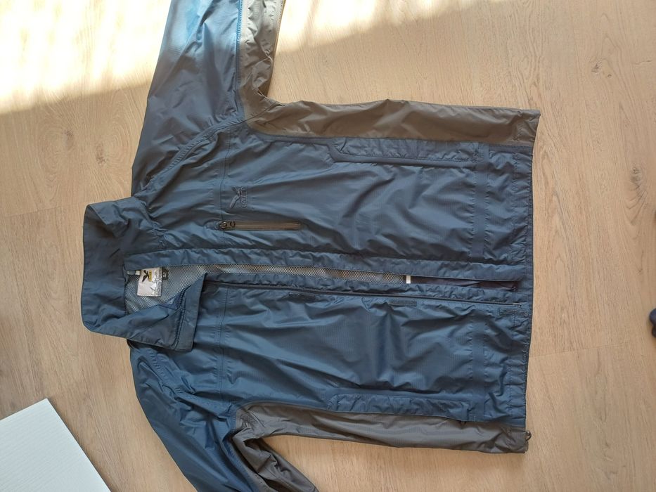 Pantaloni și geaca de munte The  North Face și  Salewa