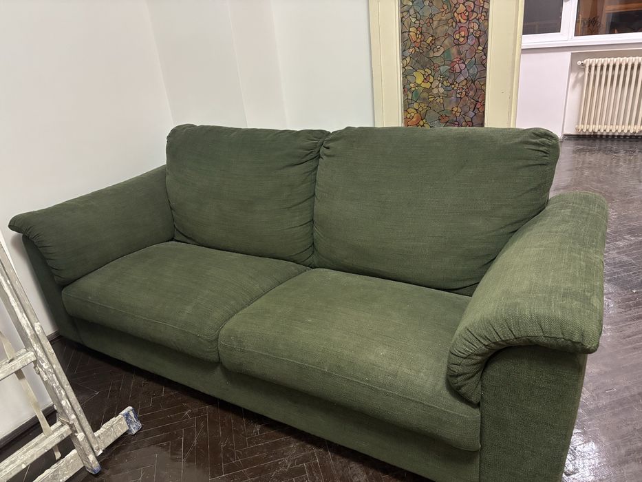vand canapea de 2 locuri in stare foarte buna