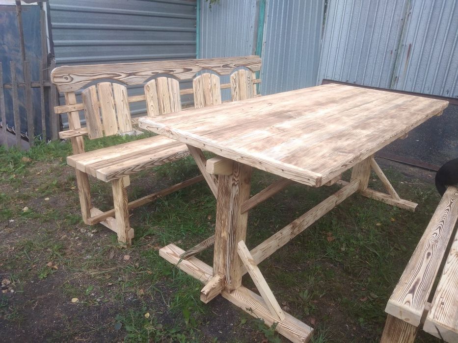 Стол обеденный из дерева