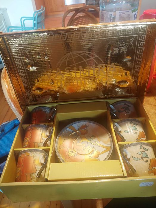 Изящен порцелановсервиз за чай