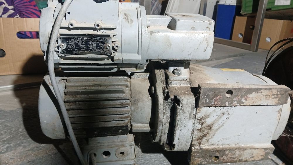 De vânzare  motor cu reductor.