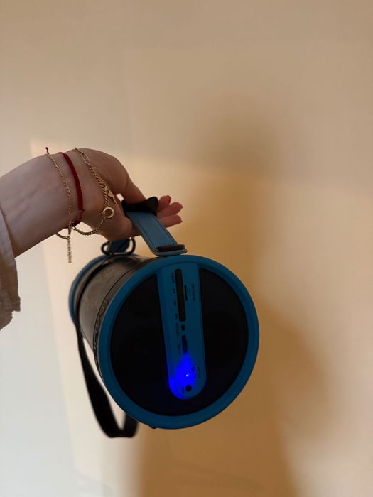 Boxă portabilă. Se aude foarte tare