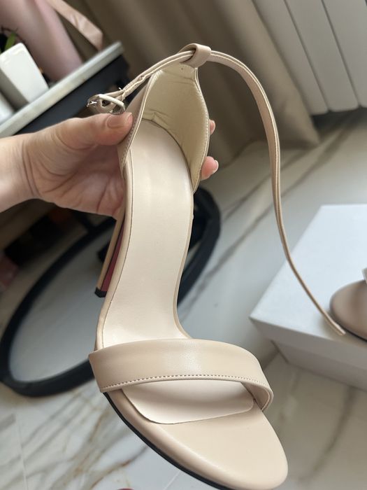 Нови бежови сандали на тънък ток. Размер 39