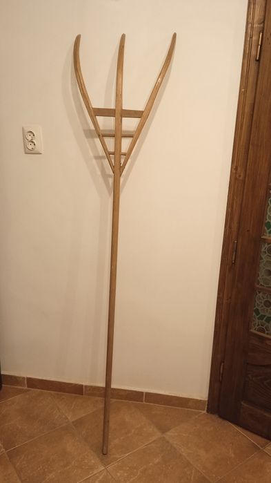 Furca fân din lemn cu 3 coarne, gospodarie taraneasca/muzeu etnografic