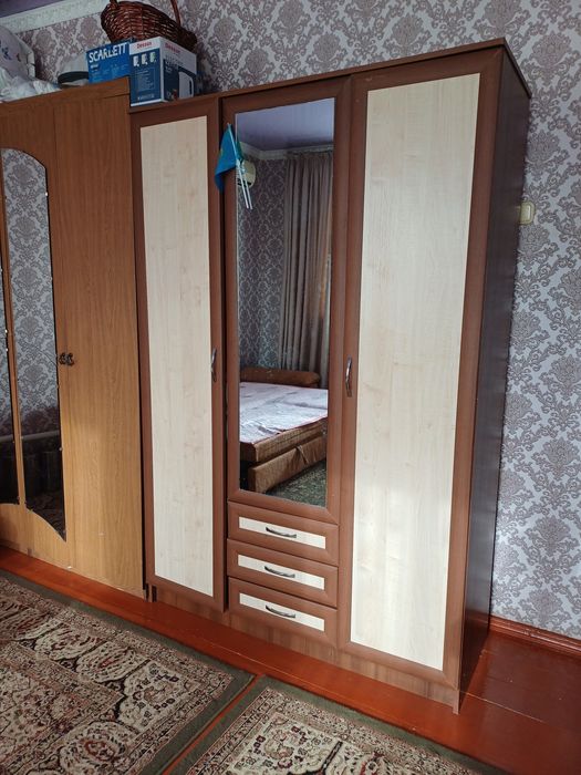 Срочно .Шкафы,спальные кроватьи