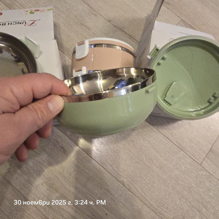 Кутии за храна. 2 бр. - зелено и розово. Нови.