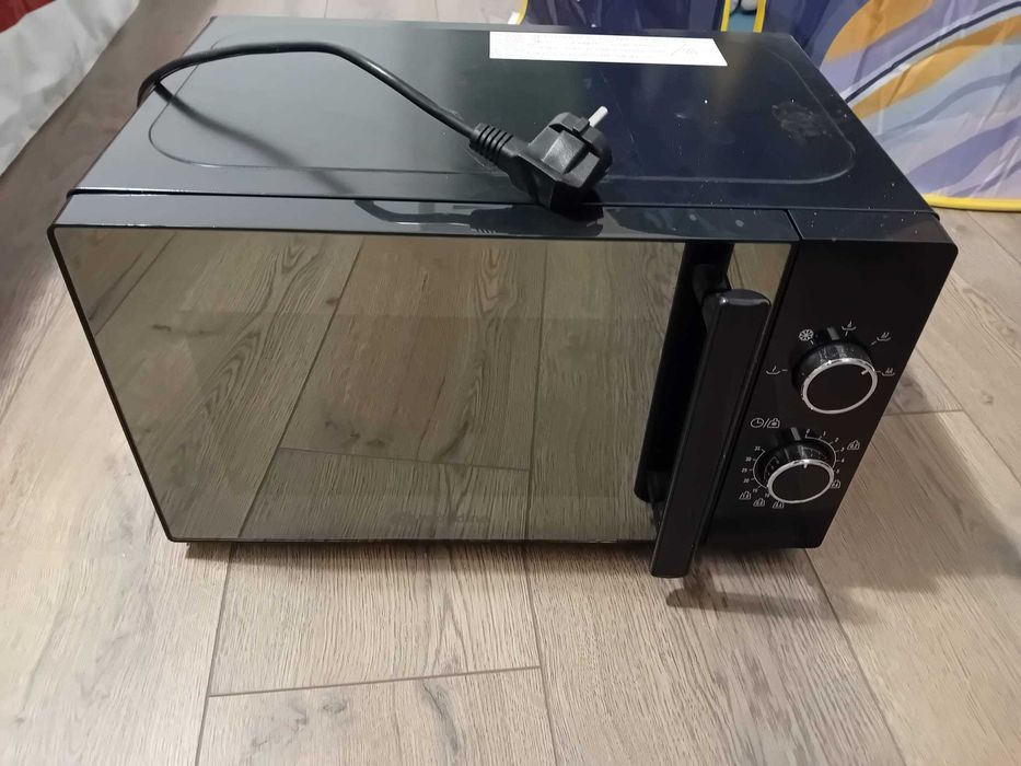 Cuptor cu microunde Mandine 20L 700W – Negru Stare excelentă