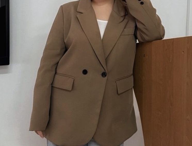 Кастюм қоңыр түсті