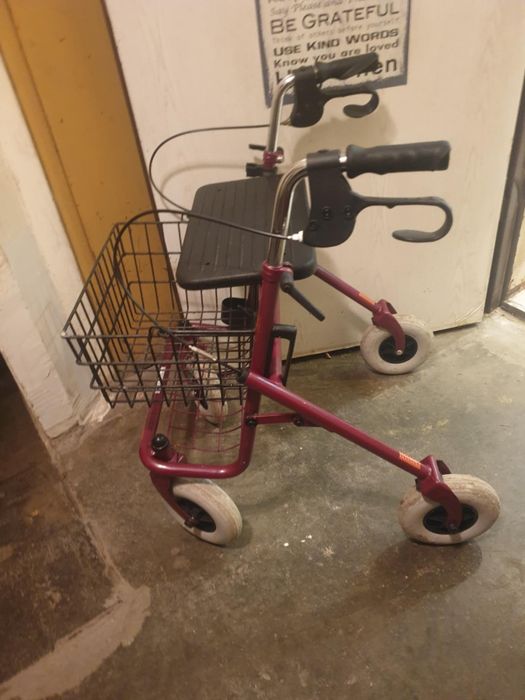 Проходилка / ролатор за възрастни