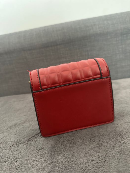 Малка червена чантичка