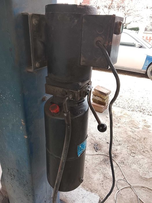 Трифазен Мотор с помпа и резервоар за подемник