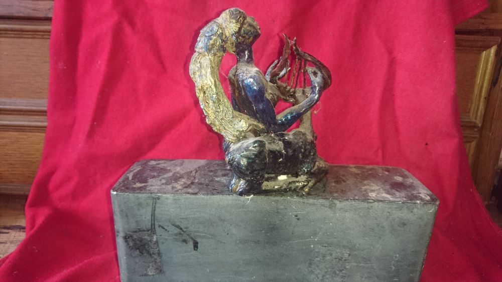 Скулптурна композиция от Социализма!