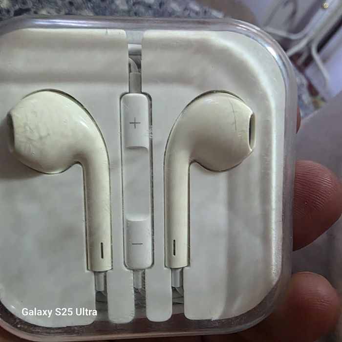 Продаются новые проводные наушники iPhone.