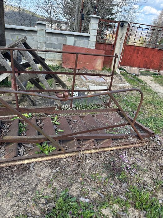 Метално стълбище с площадка масивно за един етаж