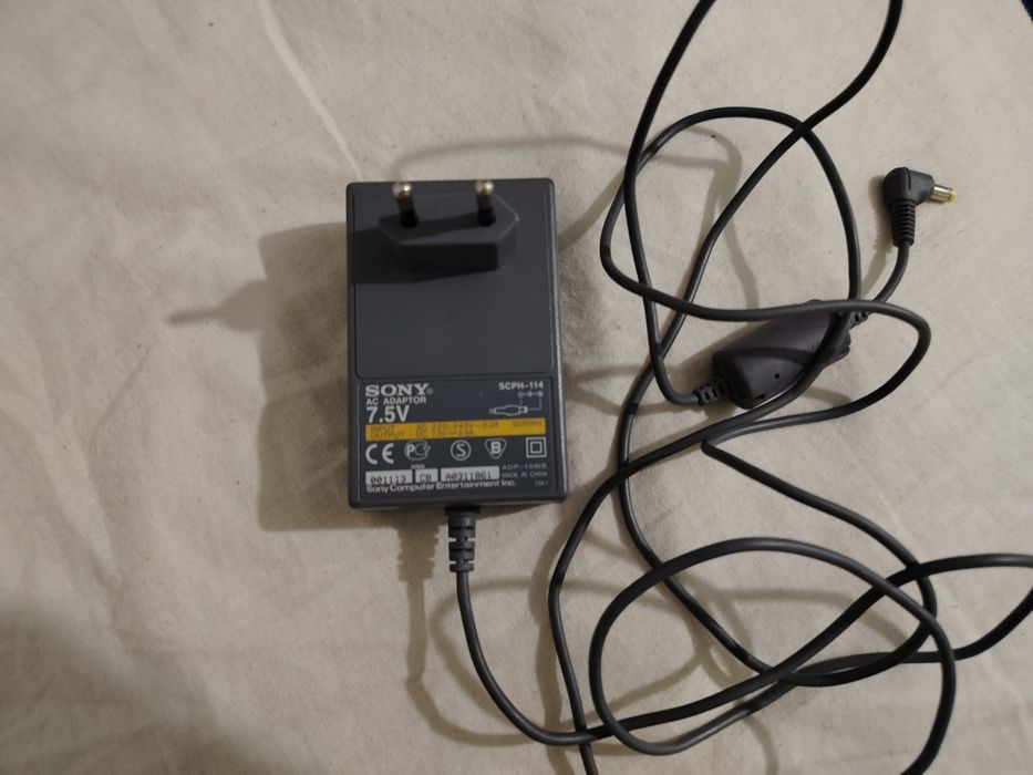 Alimentator Sony SCPH-114, conceput special pentru alimentarea consolei de jocuri PlayStation 1 (PSone)