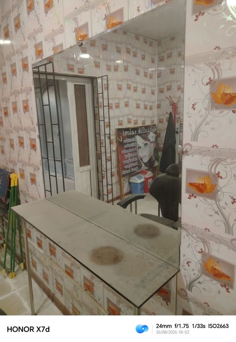 Guzalik saloni uchun oyna va podstavka