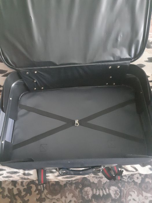 Продам чемодан. 3000