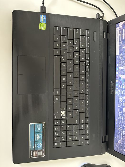 Vand Asus  R704V