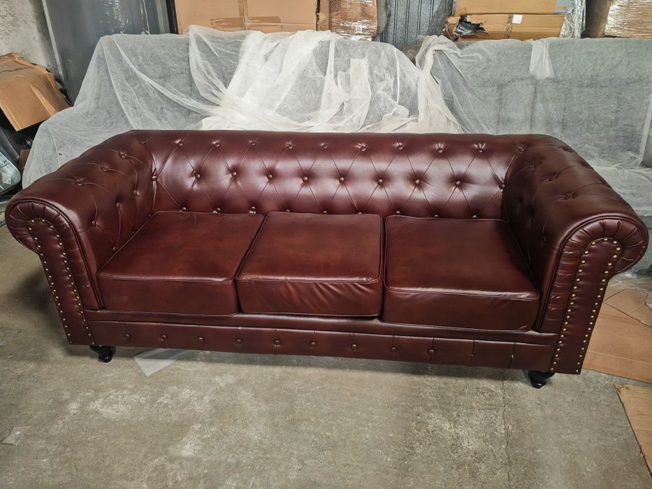 Canapea Chesterfield 3 locuri, stil elegant clasic englezesc. Tapițerie maro premium, foarte confortabilă și într-o stare excelentă. Ideală pentru liv