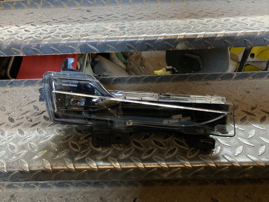 Десен халоген Tesla 3. 2017-2023. Дневна светлина.