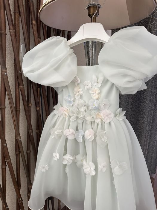 Продам нарядное платье для девочки.