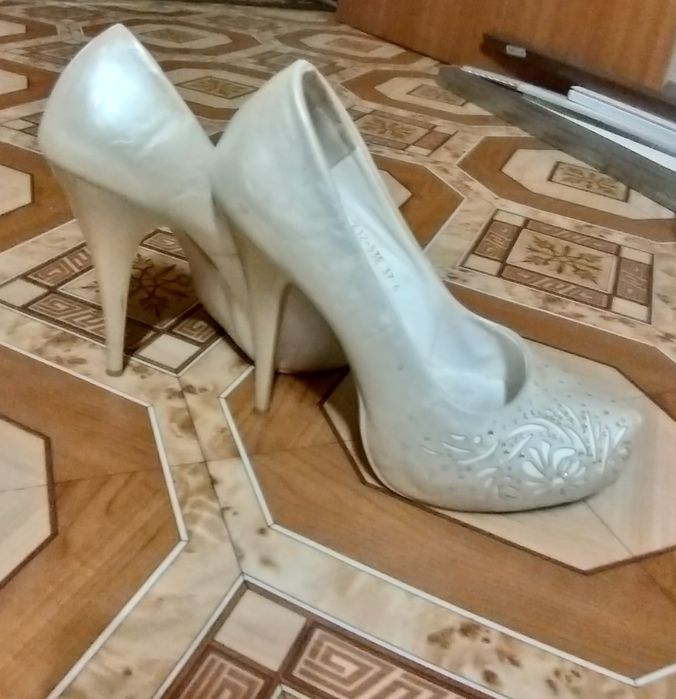 Продам туфли светлые