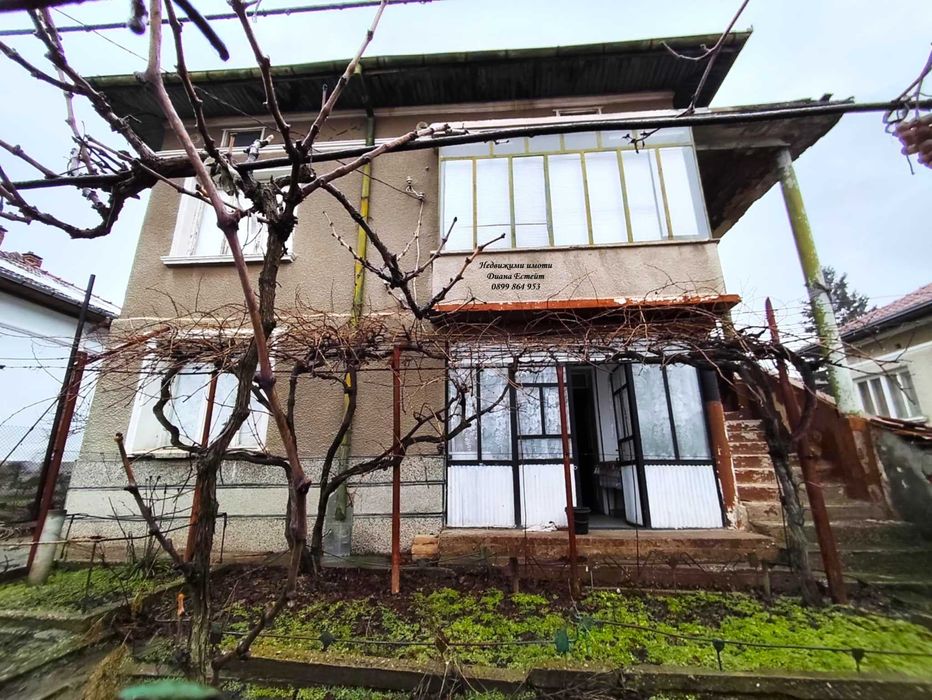 Двуетажна къща в село Винарово