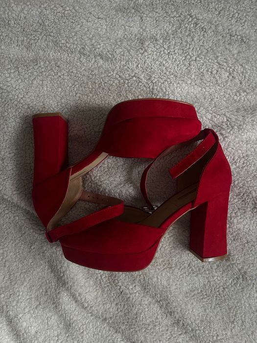 Pantofi rosii cu toc