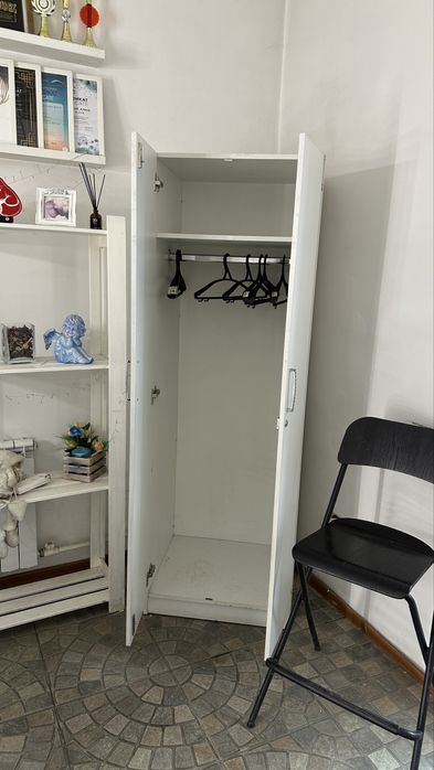 Шкаф с вешалками